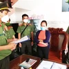 Cơ quan An ninh điều tra Công an tỉnh Bình Định đọc quyết định khởi tố và khám xét nhà ở của một bị can liên quan đến vụ án. (Ảnh: TTXVN)