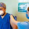 Một nhân viên y tế được tiêm vaccine ngừa COVID-19 tại Istanbul (Thổ Nhĩ Kỳ). (Ảnh: AFP/TTXVN)