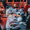Tàu cứu hộ Ocean Viking chở người di cư tới cảng Porto Empedocle, trên đảo Sicily (Italy), ngày 6/7/2021. (Ảnh: AFP/TTXVN)
