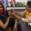 Nhân viên y tế tiêm vaccine ngừa COVID-19 cho người dân tại Amritsar (Ấn Độ), ngày 1/10/2021. (Ảnh: AFP/TTXVN)