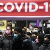 Người dân chờ lấy mẫu xét nghiệm COVID-19 tại New York (Mỹ), ngày 29/12/2021. (Ảnh: THX/TTXVN)