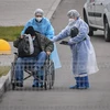 Chuyển bệnh nhân nhiễm COVID-19 tới bệnh viện ở ngoại ô Moskva (Nga). (Ảnh: AFP/TTXVN)