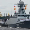 Tàu chiến tham gia lễ duyệt binh kỷ niệm Ngày Hải quân Nga tại St. Petersburg ngày 25/7/2021. (Ảnh: AFP/TTXVN)