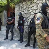 Cảnh sát Haiti gác bên ngoài tư dinh Tổng thống Jovenel Moise sau khi ông bị ám sát, ngày 7/7/2021. (Ảnh: AFP/TTXVN)