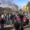 Người biểu tình Sudan đổ xuống đường phố thủ đô Khartoum phản đối chính quyền quân sự, ngày 30/12/2021. (Ảnh: AFP/TTXVN)