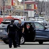 Cảnh sát được triển khai tới hiện trường vụ xả súng ở siêu thị King Soopers tại Boulder, Colorado (Mỹ), ngày 22/3/2021. (Ảnh: AFP/TTXVN)