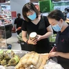 Người tiêu dùng mua sắm thực phẩm tại siêu thị Finelife Supermarket Urban Hill ở Quận 7 (Thành phố Hồ Chí Minh). (Ảnh: Mỹ Phương/TTXVN)