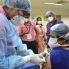 Một nhân viên y tế được tiêm vaccine ngừa COVID-19 tại Bangalore (Ấn Độ). (Ảnh: THX/TTXVN)