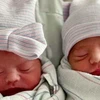 Hai bé Alfredo và Aylin ở bang California (Mỹ) là một cặp sinh đôi nhưng lại có ngày tháng năm sinh hoàn toàn khác nhau. Trường hợp hiếm gặp này xảy ra khi cặp vợ chồng Fatima Madrigal và Robert Trujillo tới sinh con tại Trung tâm y tế Natividad. Cậu con 