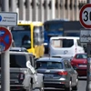 Biển hiệu chỉ giới hạn tốc độ các phương tiện giao thông nhằm cải thiện chất lượng không khí, trên đường phố quận Mitte, thủ đô Berlin (Đức), ngày 3/6/2021. (Ảnh: AFP/TTXVN)