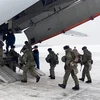 Các lính dù Nga tham gia lực lượng giữ gìn hoà bình của CSTO chuẩn bị đáp máy bay quân sự tới Kazakhstan, tại sân bay Chkalovsky, ngoại ô Moskva (Nga) ngày 6/1/2022. (Ảnh: AFP/TTXVN)