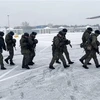 Các lính dù Nga tham gia lực lượng giữ gìn hoà bình của CSTO chuẩn bị đáp máy bay quân sự tới Kazakhstan, tại sân bay Chkalovsky, ngoại ô Moskva (Nga) ngày 6/1/2022. (Ảnh: AFP/TTXVN)