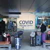Hành khách chờ xét nghiệm COVID-19 tại sân bay quốc tế Incheon, phía tây thủ đô Seoul (Hàn Quốc), ngày 8/1/2022. (Ảnh: Yonhap/ TTXVN)