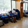 Tiêm vaccine phòng COVID-19 tại Sofia (Bulgaria), hồi tháng Tám năm ngoái. (Ảnh: AFP/TTXVN)