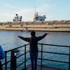 Người dân vẫy chào tàu sân bay HMS Prince of Wales của Hải quân Hoàng gia Anh, khi con tàu rời cảng Portsmouth ở Hampshire để gia nhập lực lượng phản ứng nhanh NATO. (Nguồn: dailymail.co.uk)