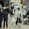Người dân đeo khẩu trang phòng lây nhiễm COVID-19 tại nhà ga ở Seoul (Hàn Quốc). (Ảnh: THX/TTXVN)