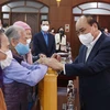 Chủ tịch nước Nguyễn Xuân Phúc trao quà Tết cho các hộ nghèo ở Đà Nẵng