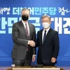 Ứng cử viên Tổng thống Hàn Quốc của đảng Dân chủ cầm quyền Lee Jae-myung (phải) và Trợ lý Ngoại trưởng Mỹ về vấn đề Đông Á và Thái Bình Dương, ông Daniel Kritenbrink tại cuộc gặp ở Seoul, ngày 11/11/2021. (Ảnh: Yonhap/TTXVN)