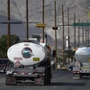 Xe chở xăng dầu gần nhà máy lọc dầu ở El Paso, Texas (Mỹ). (Ảnh: AFP/TTXVN)