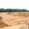 Khu vực bị đào sâu trên phạm vi rộng để lấy đất vận chuyển đi nơi khác bán, tại thôn Chấp Bắc, xã Vĩnh Chấp, huyện Vĩnh Linh (Quảng Trị). (Ảnh: Nguyên Lý/TTXVN)