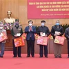 Bí thư Thành ủy Hà Nội Đinh Tiến Dũng trao quà cho các gia đình chính sách, đối tượng khó khăn, lao động nghèo, tại quận Hoàng Mai. (Ảnh: TTXVN)
