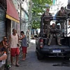 Chiến dịch trấn áp tội phạm ngày 19/1 tại Rio de Janeiro (Brazil) được triển khai với sự tham gia của 1.200 cảnh sát. (Ảnh: AFP/TTXVN)