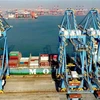 Bốc dỡ hàng hóa tại cảng Thanh Đảo, tỉnh Sơn Đông (Trung Quốc). (Ảnh: THX/TTXVN)