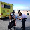 Nhân viên y tế tiêm vaccine phòng COVID-19 cho người dân tại Tel Aviv (Israel). (Ảnh: THX/TTXVN)