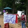 Quảng cáo rao bán đất ở khắp nơi ở Bình Phước, hồi đầu năm ngoái. (Ảnh: K GỬIH/TTXVN)