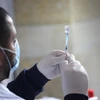 Nhân viên y tế tiêm vaccine ngừa COVID-19 cho người dân tại Jerusalem (Israel). (Ảnh:THX/TTXVN)