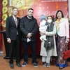 Các gia đình Việt Nam tại Algeria chụp ảnh lưu niệm nhân Tết cộng đồng-Xuân Quê hương 2022. (Ảnh: Tấn Đạt/TTXVN)
