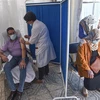 Nhân viên y tế tiêm vaccine phòng COVID-19 cho người dân tại Algiers (Algeria). (Ảnh: AFP/TTXVN)