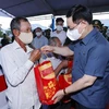 Chủ tịch Quốc hội Vương Đình Huệ tặng quà Tết nhân dân huyện Ngọc Hiển (tỉnh Cà Mau). (Ảnh: Doãn Tấn/TTXVN)