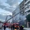 Lực lượng cứu hỏa nỗ lực khống chế đám cháy tại một tòa nhà ở thủ đô Athens (Hy Lạp), ngày 26/1/2022. (Ảnh: AP/TTXVN)