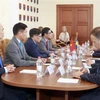 Đại sứ Nguyễn Hồng Thạch và đoàn công tác làm việc với lãnh đạo tỉnh Odessa (Ukraine), hồi tháng 6/2021. (Ảnh: TTXVN)