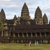Khách du lịch tham quan đền Angkor Wat ở tỉnh Siem Reap (Campuchia). (Ảnh: AFP/TTXVN)