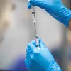 Tiêm chủng vaccine ngừa COVID-19 tại Belfast (Anh), ngày 21/12/2021. (Ảnh: AFP/TTXVN)