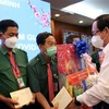 Bí thư Thành ủy Thành phố Hồ Chí Minh Nguyễn Văn Nên tặng quà tri ân các tài xế nhân dịp Tết Nguyên đán 2022. (Ảnh: Tiến Lực/TTXVN)