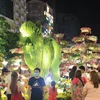 Người dân tham quan, đón giao thừa tại khu vực đường hoa Nguyễn Huệ, Quận 1 (Thành phố Hồ Chí Minh). (Ảnh: Quang Châu/TTXVN)