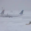 Xe dọn tuyết hoạt động tại sân bay quốc tế John F. Kennedy ở New York (Mỹ), ngày 29/1/2022. (Ảnh: THX/TTXVN)