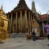 Khách du lịch chụp ảnh tại Cung điện Hoàng gia Thái Lan ở Bangkok. (Ảnh: AFP/TTXVN)