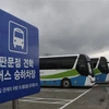 Xe buýt du lịch tới Paju, cách thủ đô Seoul của Hàn Quốc 30km về phía bắc, khi các chuyến du lịch tới làng đình chiến Panmunjom được nối lại ngày 30/11/2021. (Ảnh: Yonhap/TTXVN)