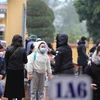 Học sinh Trường tiểu học Thịnh Liệt, huyện Thanh Trì (Hà Nội) được kiểm tra thân nhiệt trong ngày đầu tiên trở lại trường học trực tiếp, sáng 10/2/2022. (Ảnh: Hoàng Hiếu/TTXVN)