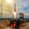 Tên lửa đẩy Soyuz-2.1b mang theo 36 vệ tinh viễn thông và Internet của Anh rời khỏi bệ phóng tại trung tâm vũ trụ Vostochny ở vùng Viễn Đông (Nga), ngày 25/3/2021. (Ảnh: AFP/TTXVN)
