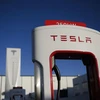 Biểu tượng Tesla tại một trạm sạc điện của hãng ở Hawthorne, California (Mỹ) ngày 4/1/2021. (Ảnh: AFP/TTXVN)