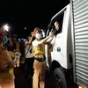 Lực lượng Cảnh sát giao thông kiểm tra đo nồng độ cồn của lái xe ở Bạc Liêu. (Ảnh: Chanh Đa/TTXVN)