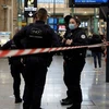 Cảnh sát bảo vệ hiện trường tại nhà ga Gare du Nord ở Paris (Pháp). (Nguồn: mirror.co.uk)