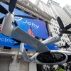 Một máy bay với tính năng cất và hạ cánh thẳng đứng của Joby Aviation Inc. bên ngoài Sở giao dịch chứng khoán New York (Mỹ) trong đợt IPO của hãng này hồi tháng Tám năm ngoái. (Nguồn: japantimes.co.jp)