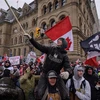 Người dân tuần hành phản đối biện pháp phòng chống COVID-19 ở Ottawa (Canada), ngày 12/2/2022. (Ảnh: AFP/TTXVN)