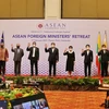 Các bộ trưởng ngoại giao và lãnh đạo Ban Thư ký ASEAN chụp ảnh cùng Phó Thủ tướng kiêm Bộ trưởng Bộ Ngoại giao và Hợp tác Quốc tế Campuchia Prak Sokhon. (Ảnh: TTXVN)